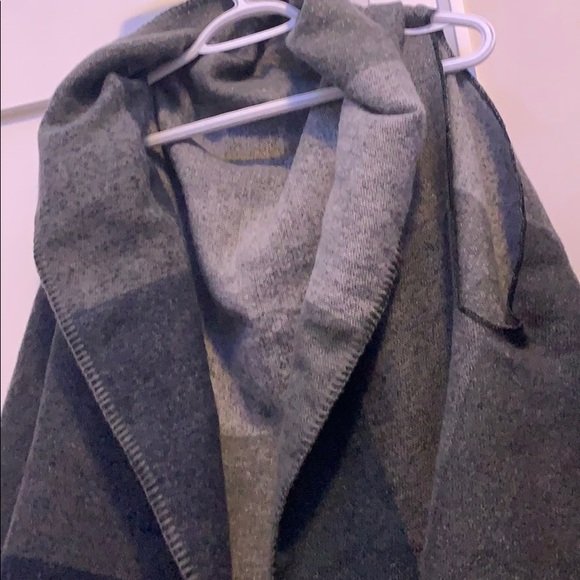 Sleeveless sweater throw! - Picture 3 of 8